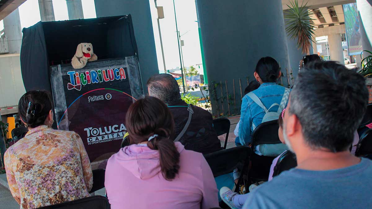 Los habitantes participan de la primera tarde cultural del 2025 en Toluca.