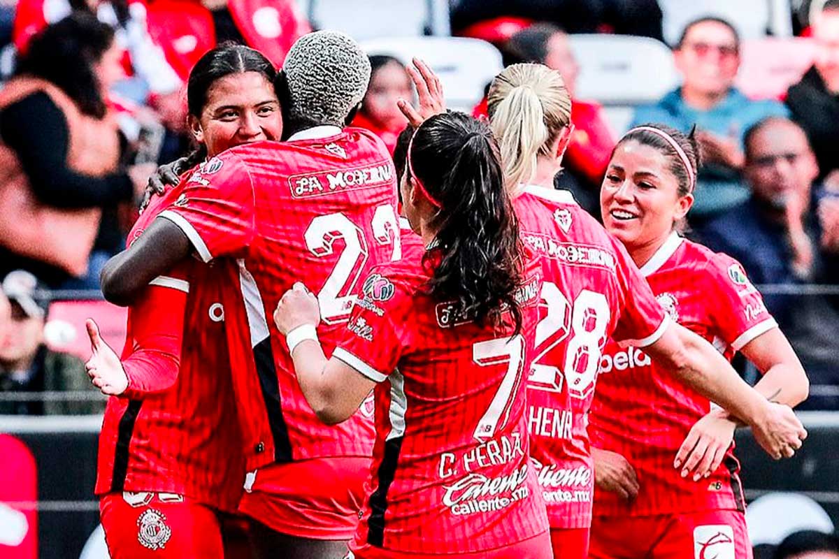Las diablas Rojas del Toluca salen victoriosas en partido contra Mazatlán.