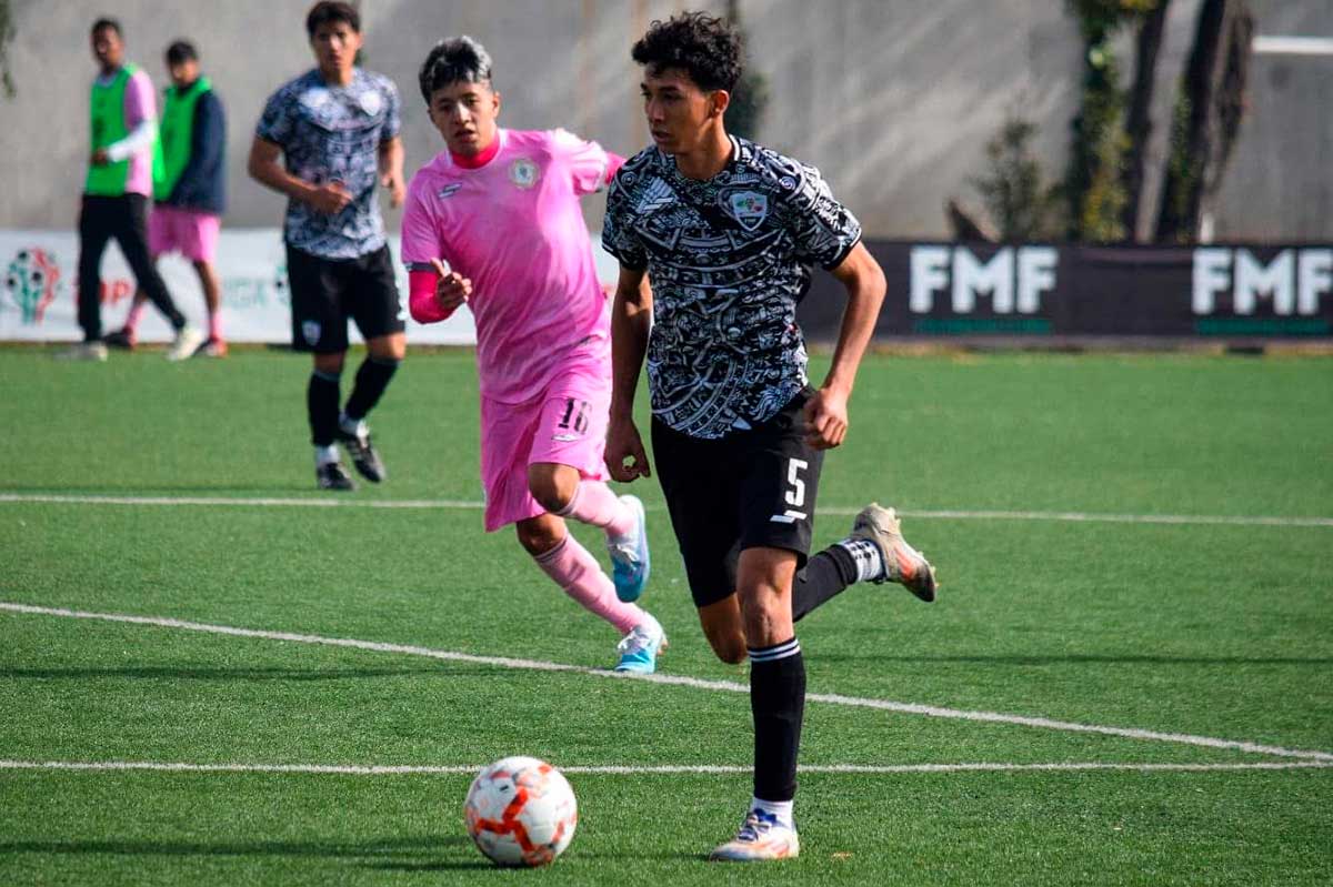 Jugadores de fútbol juvenil del Torneo del so, 2025 en Toluca.