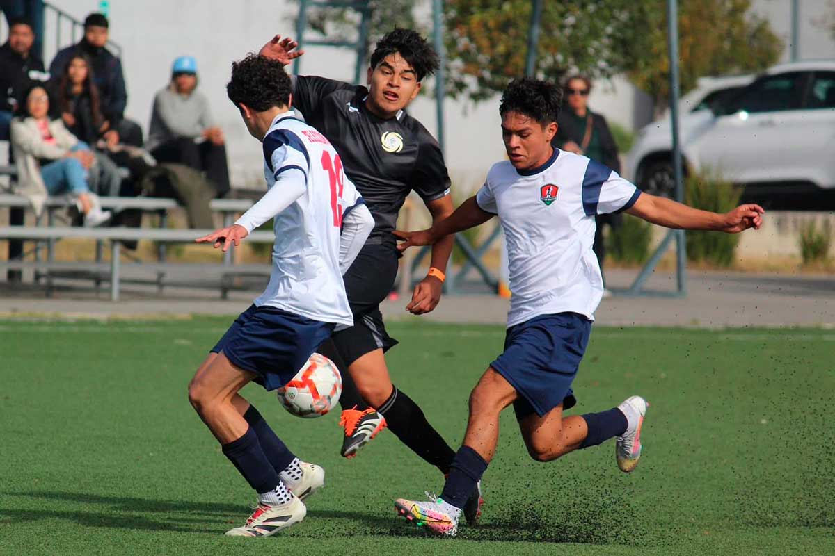 Jugadores de fútbol juvenil del Torneo del so, 2025 en Toluca.
