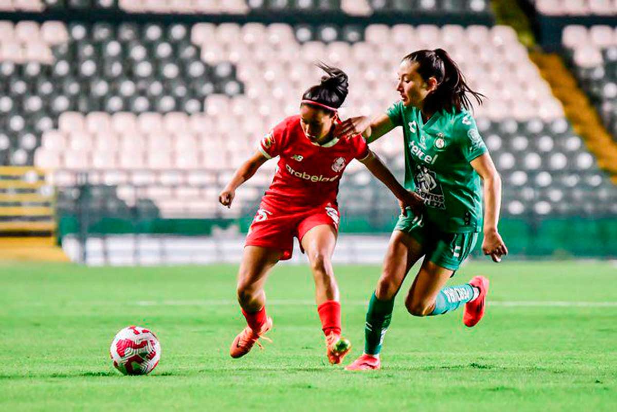 Partido de Fútbol femenil entre las Diablas Rojas y las Esmeraldas del León.