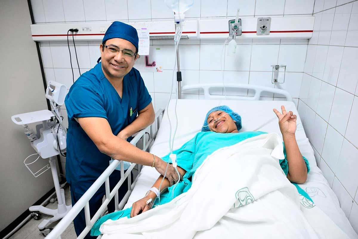 El doctor y la madre del primer bebé del 2025.