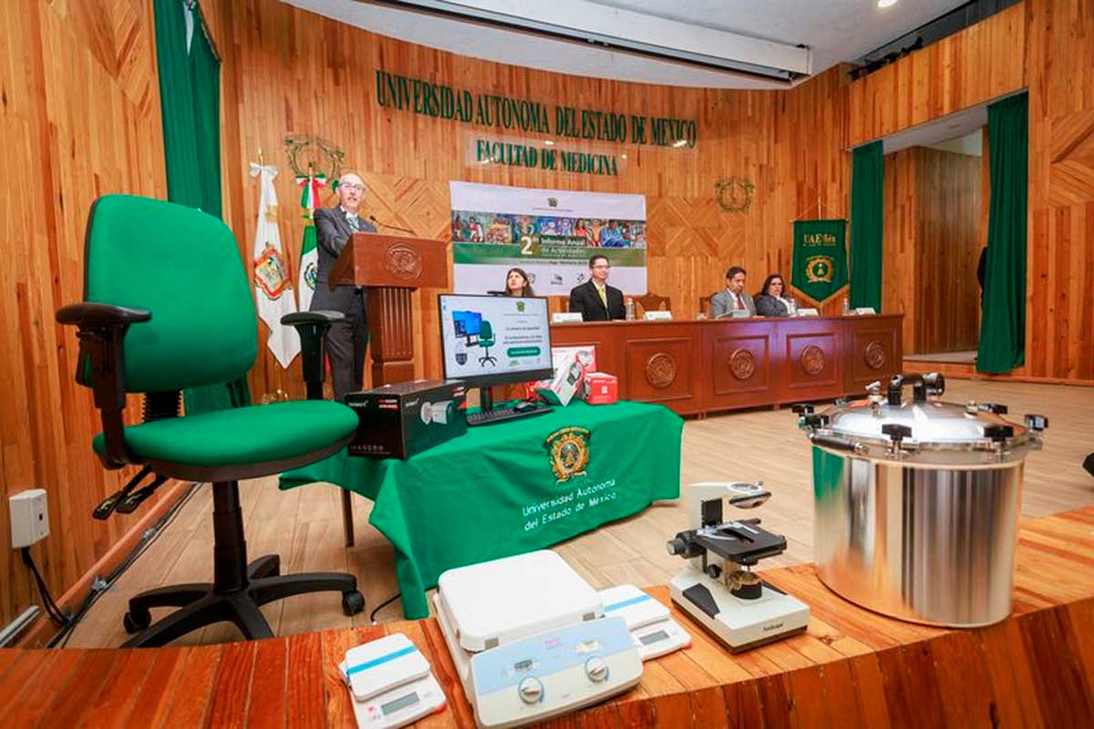 El rector de la UAEMéx inaugura infraestructura y equipos tecnológicos en la Facultad de Medicina.