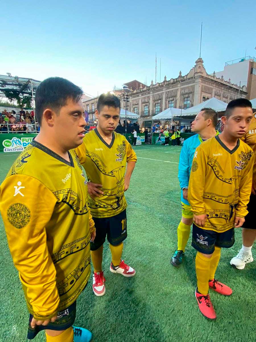Jugadores de fútbol Gladiadores Especiales para personas con discapacidad.