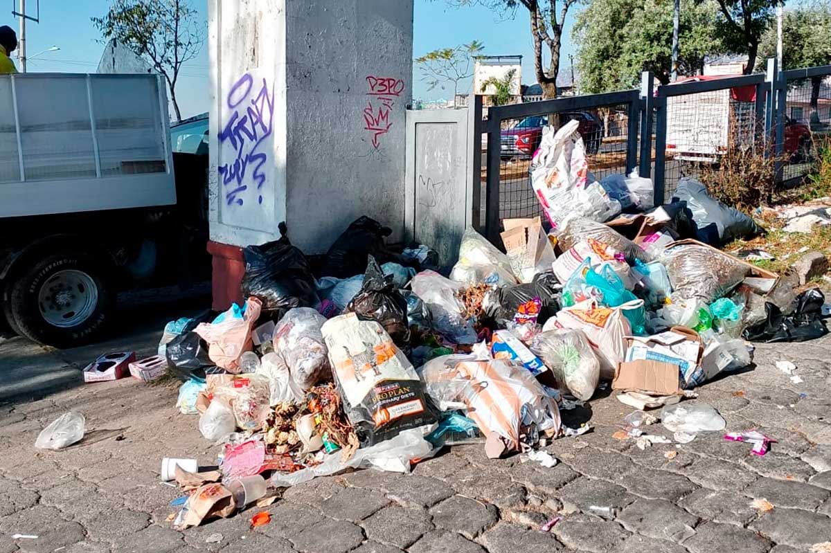 El gobierno de Toluca limpia mercados y vías principales.