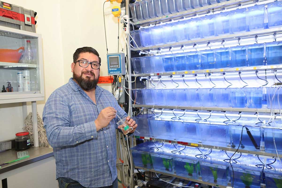 José Fernando Mendez Sánchez, investigador de la UAEMéx que analiza la adaptación de peces del Alto Lerma.