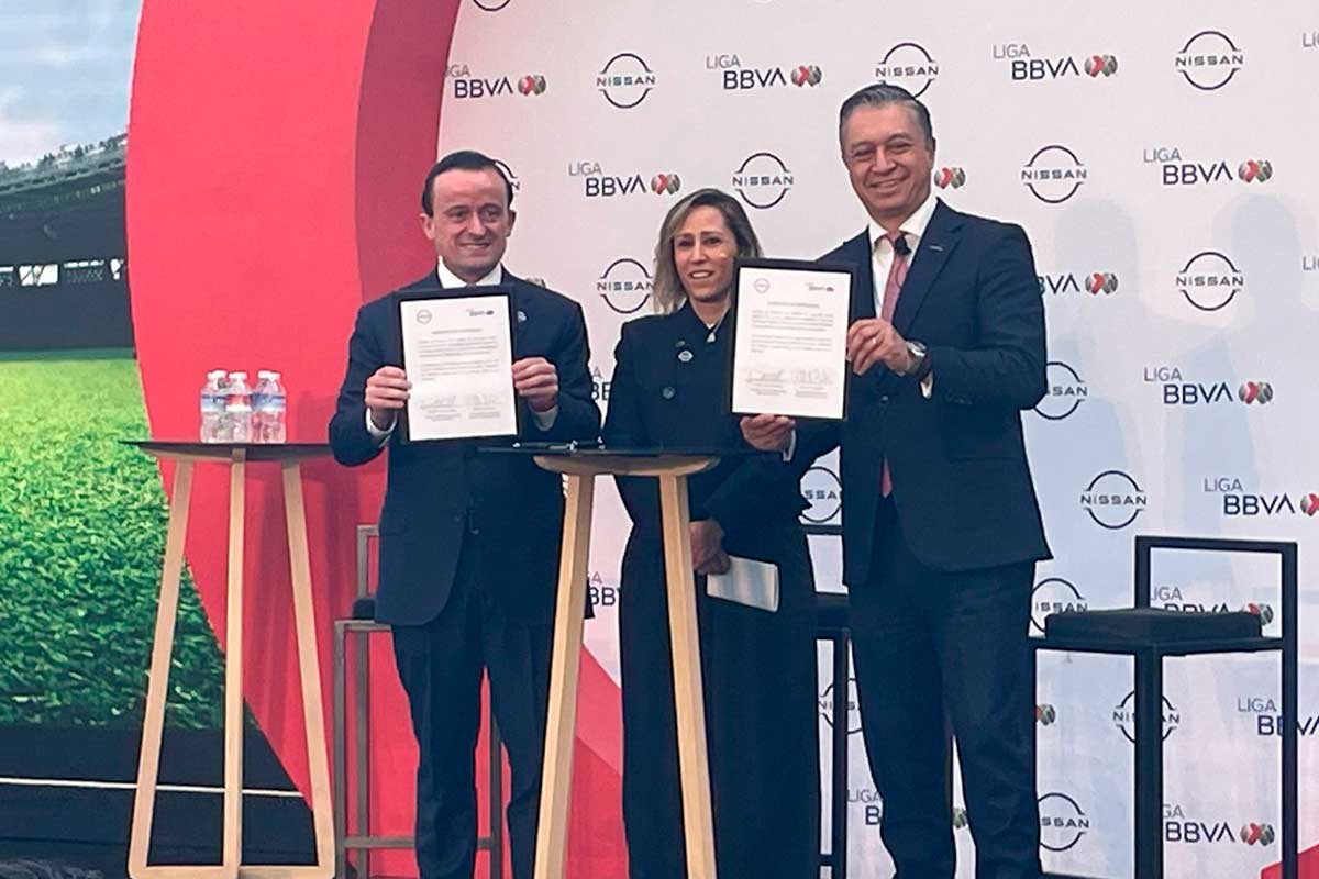 Firma de convenio con empresa automotríz y la Federación Mexicana de Fútbol.