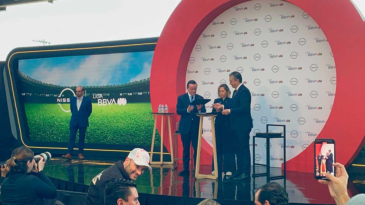 Firma de convenio con empresa automotríz y la Federación Mexicana de Fútbol.