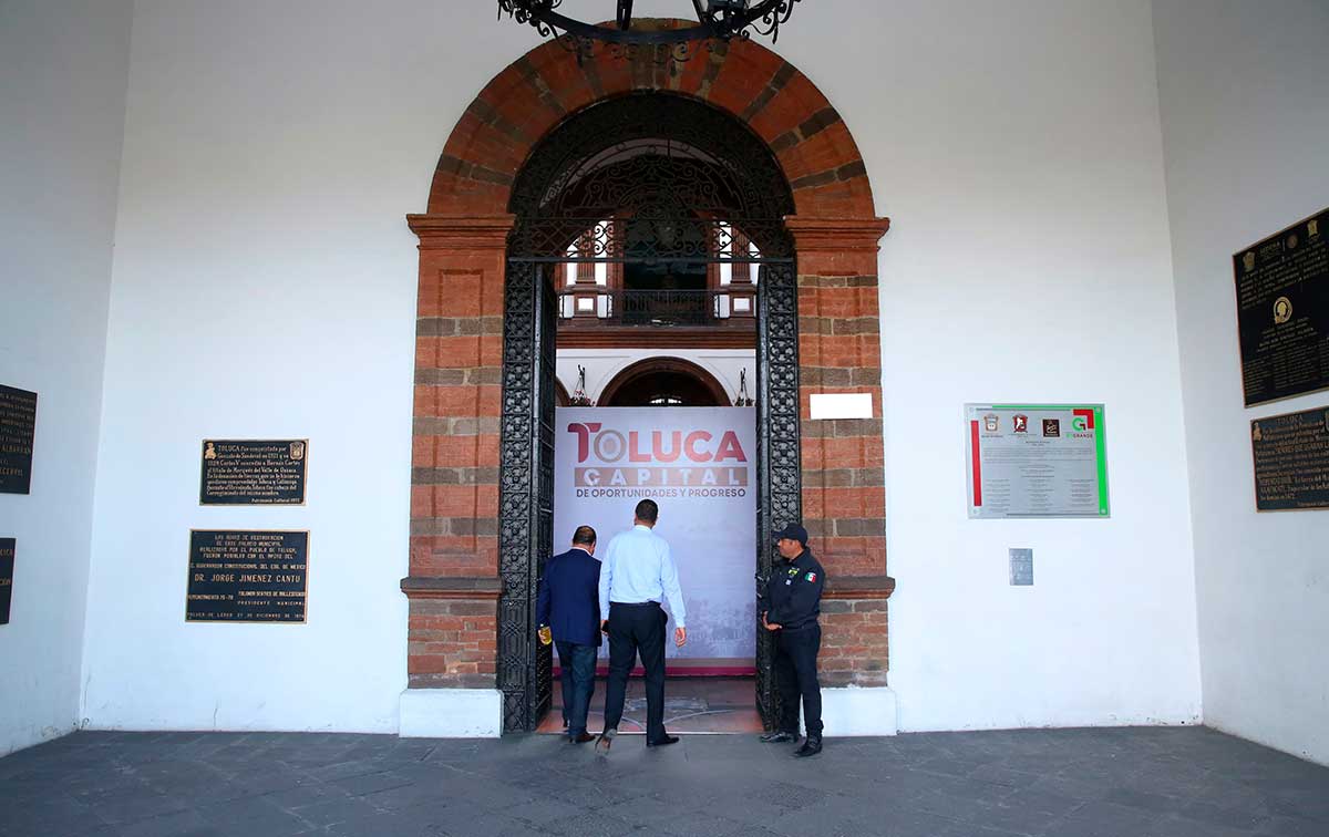Accesos al Palacio Municipal de Toluca.