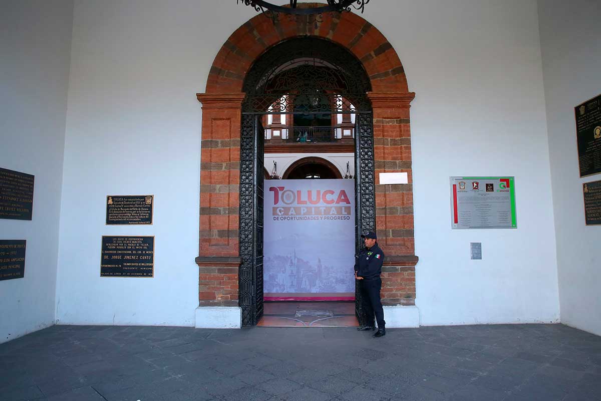 Accesos al Palacio Municipal de Toluca.