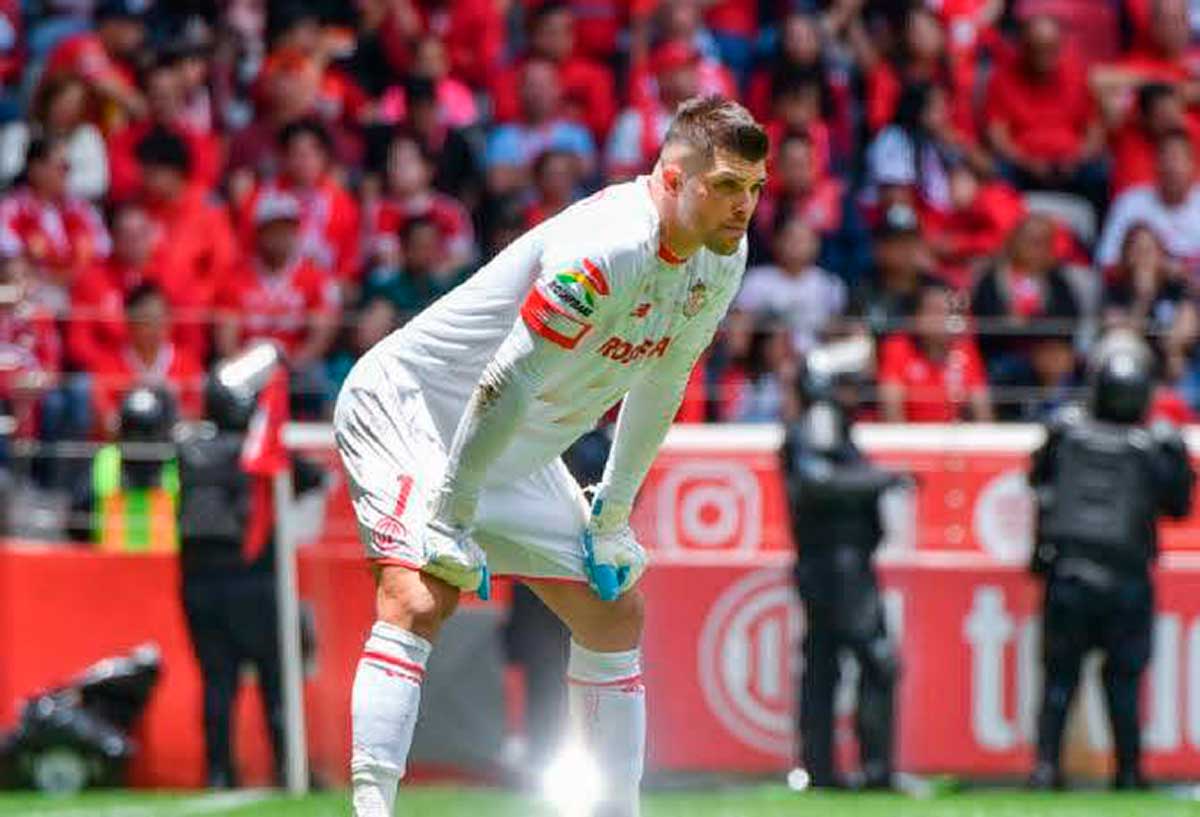 Tiago Volpi arquero de los Diablos Rojos del Toluca.