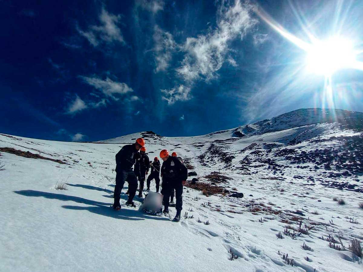 Policía de Alta Montaña rescatando a personas lesionadas en el Nevado de Toluca.