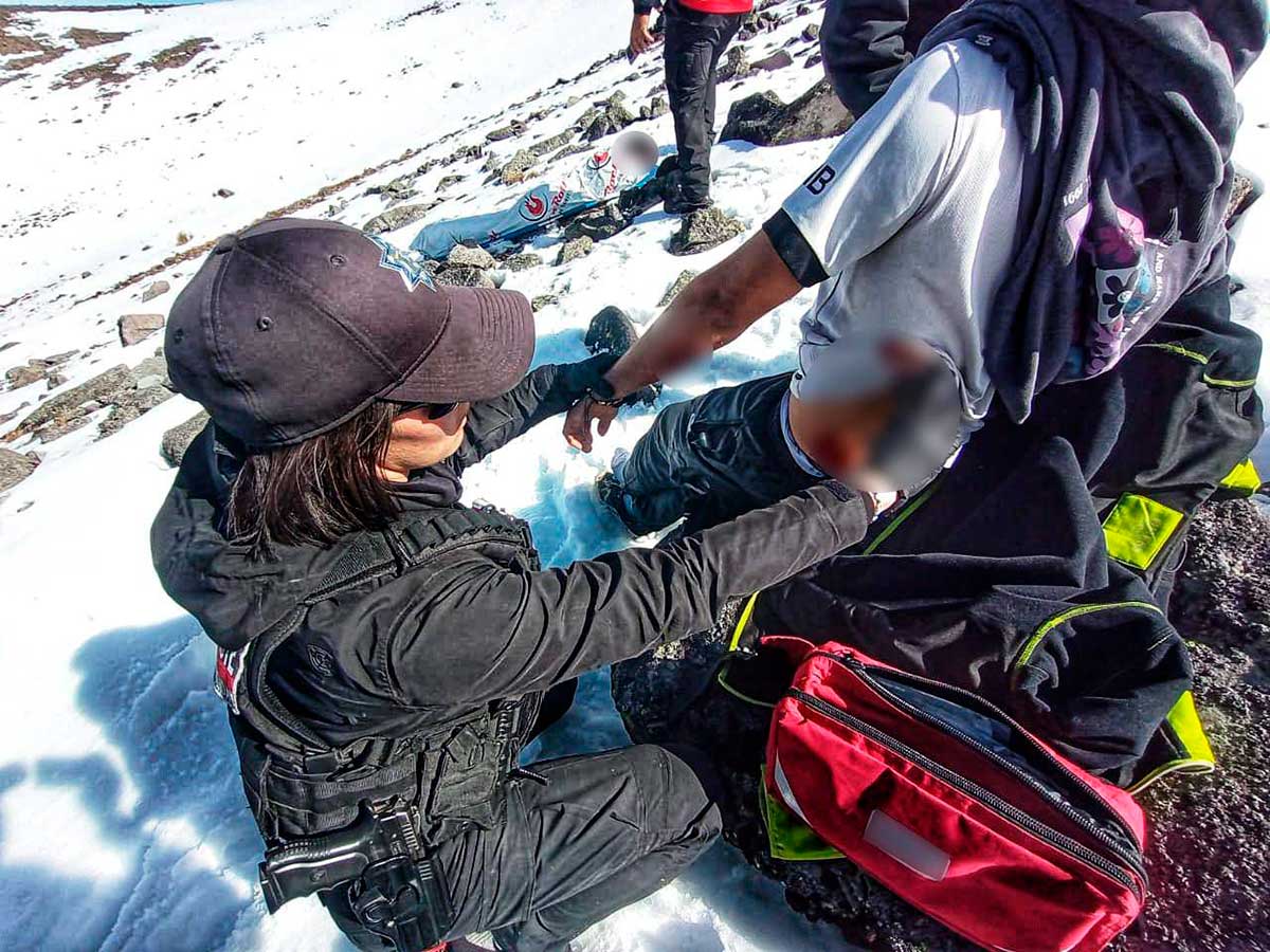 Policía de Alta Montaña rescatando a personas lesionadas en el Nevado de Toluca.
