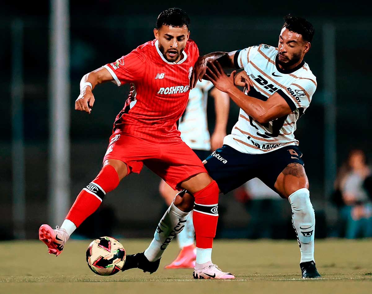 Encuentro de Fútbol Mexicano entre los Pumas de la UNAM y los Diablos Rojos del Toluca.