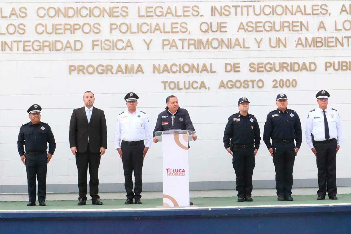 Ricardo Moreno Bastida durante ceremonia con los cuerpos de seguridad del municipio.