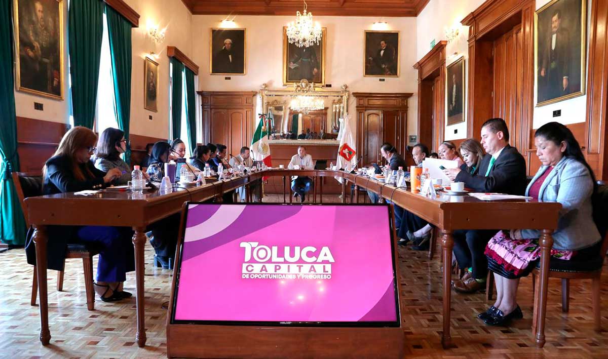 El presidente municipal de Toluca en sesión de cabildo.