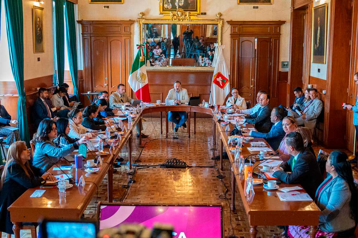 El presidente municipal de Toluca en sesión de cabildo.