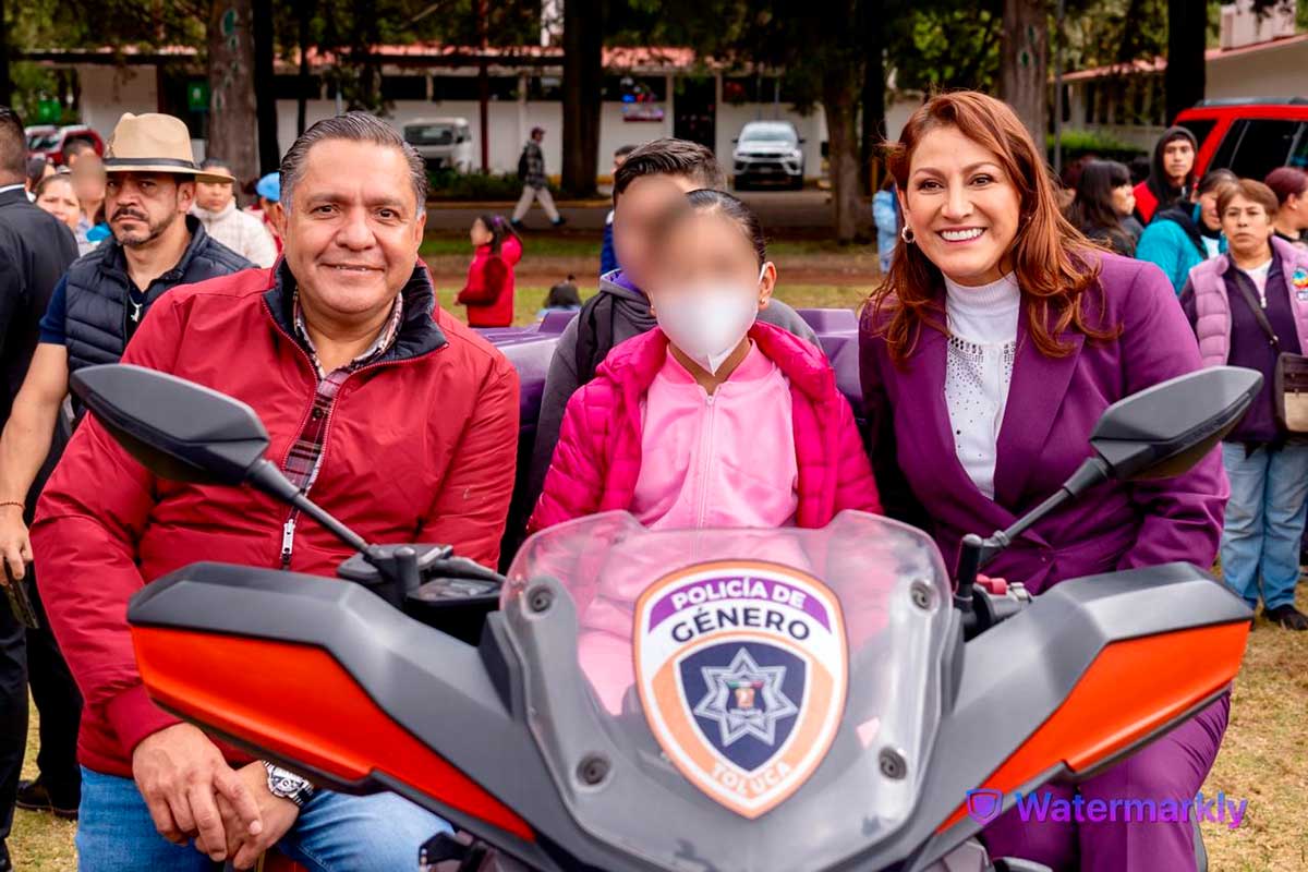 El presidente municipal de Toluca y la presidenta honoraria del DIF municipal en el Festival de Día de Reyes.