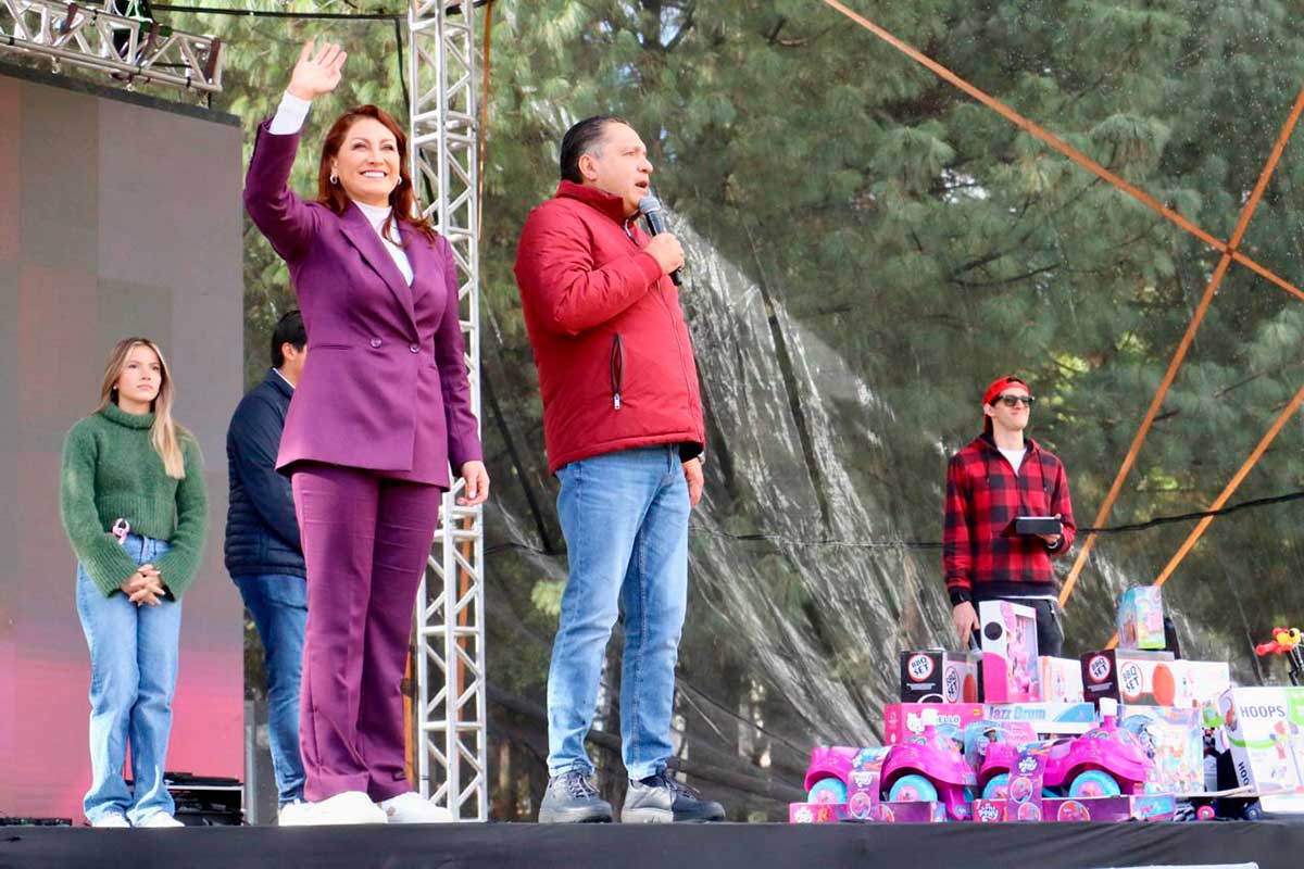 El presidente municipal de Toluca y la presidenta honoraria del DIF municipal en el Festival de Día de Reyes.