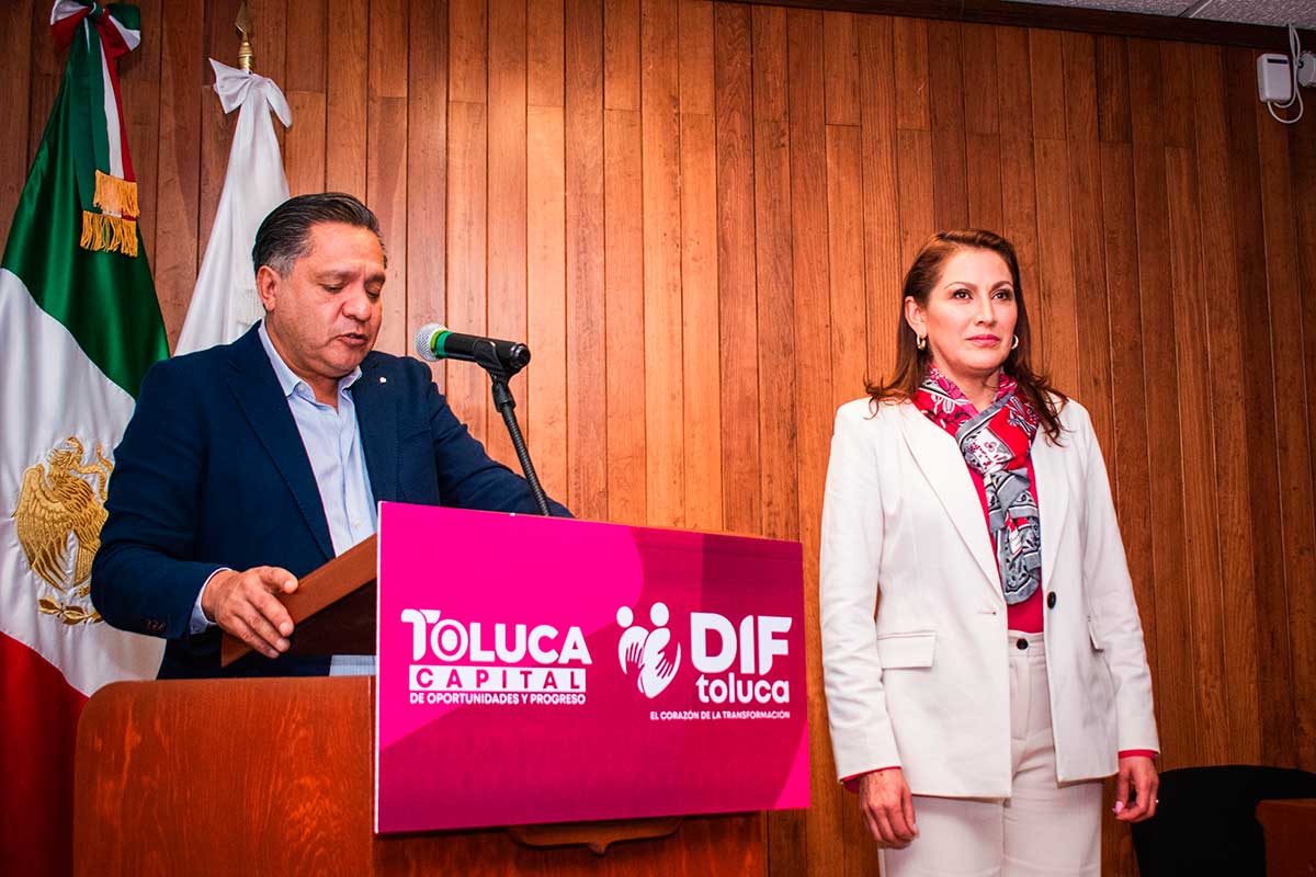 El alcalde de Toluca tomando protesta de la Presidenta Honoraria del DIF Toluca María del Rocío Pegueros Velázquez.