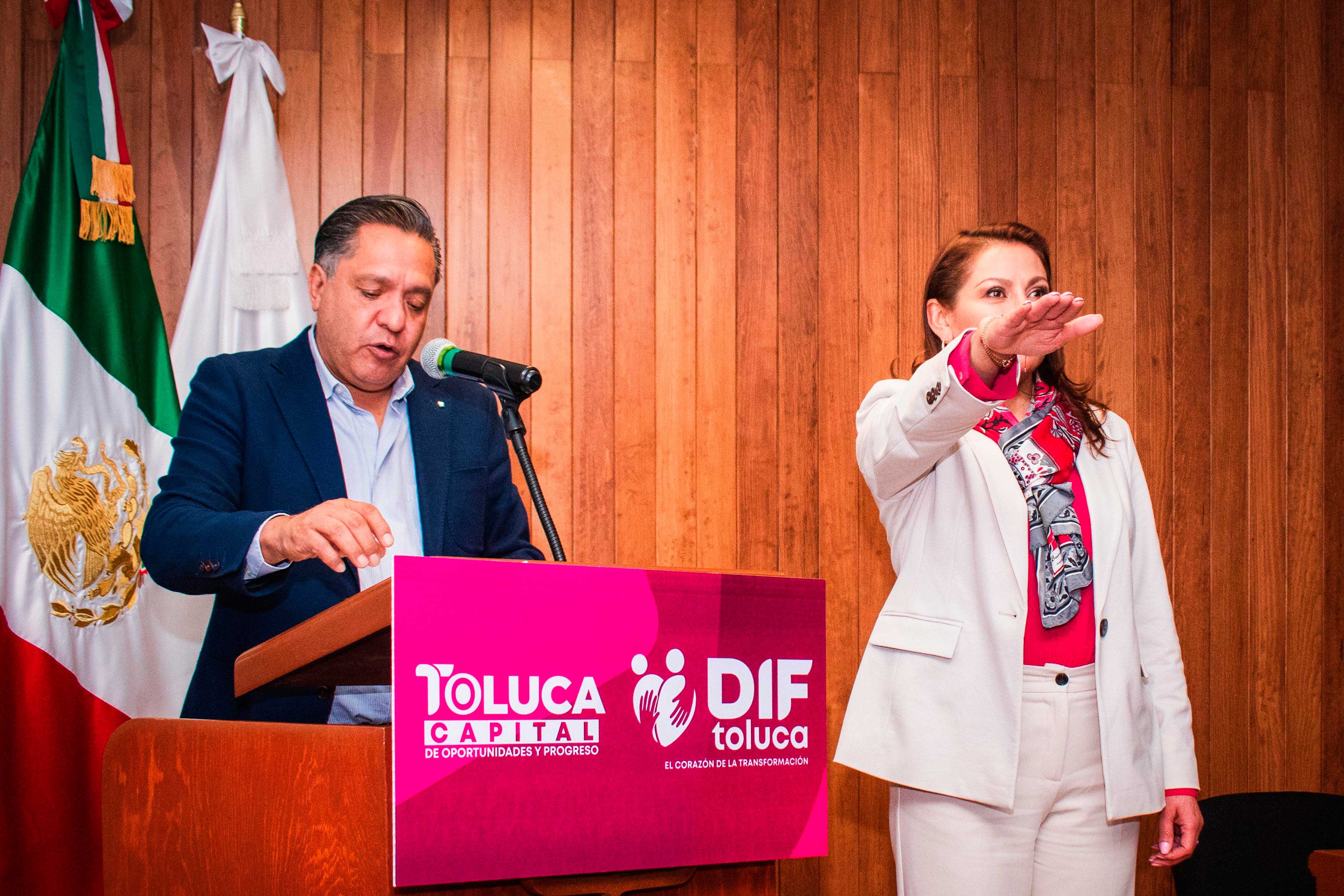 El alcalde de Toluca tomando protesta de la Presidenta Honoraria del DIF Toluca María del Rocío Pegueros Velázquez.