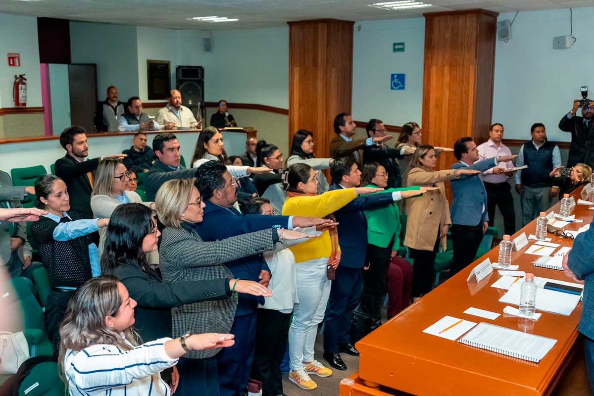 Funcionarios de gobierno tomando protesta.