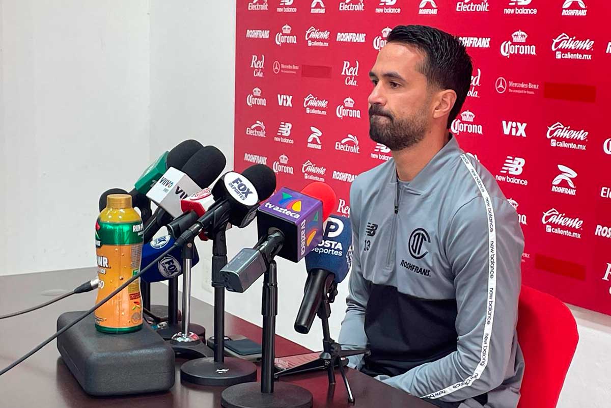 Luan García, jugador de los Diablos Rojos de Toluca en conferencia de prensa.