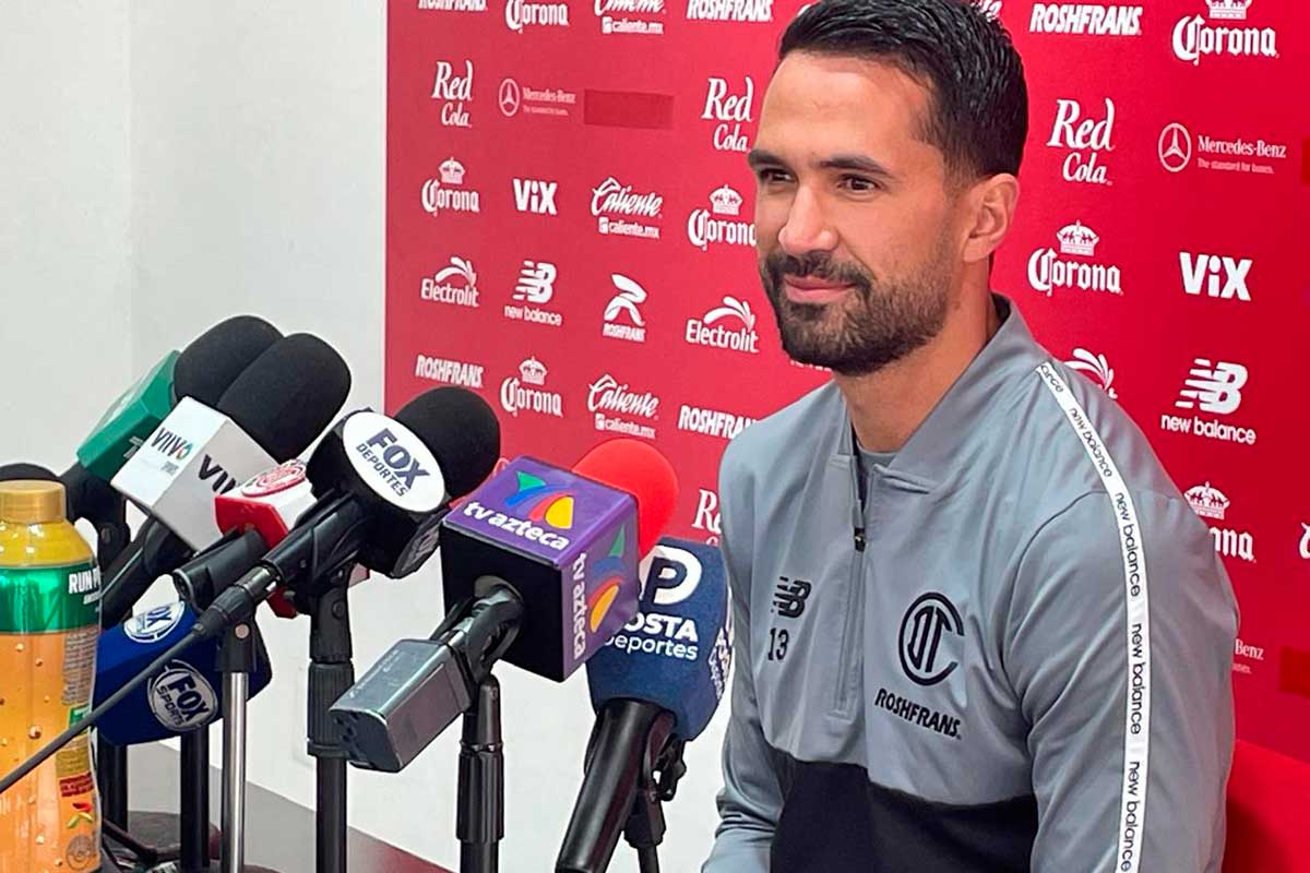 Luan García, jugador de los Diablos Rojos de Toluca en conferencia de prensa.