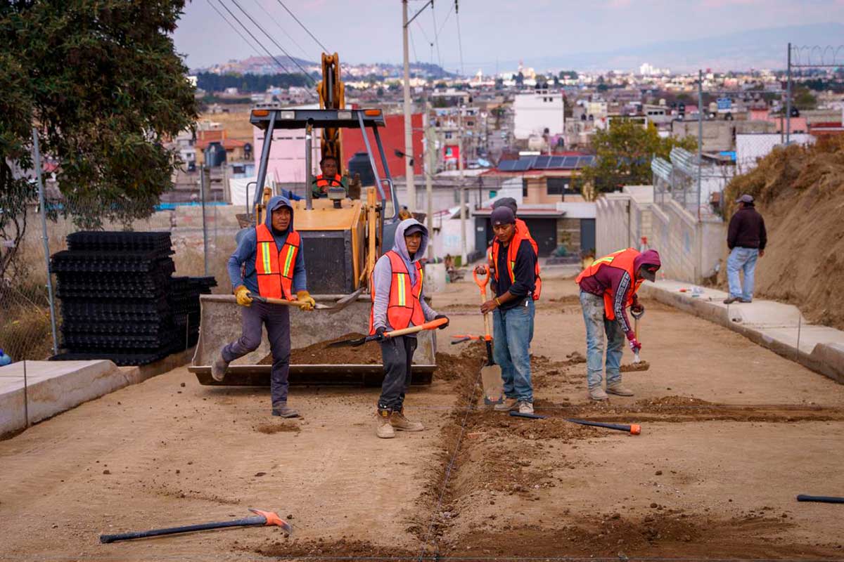 Empleados de la capital mexiquense rehabilitando callles.