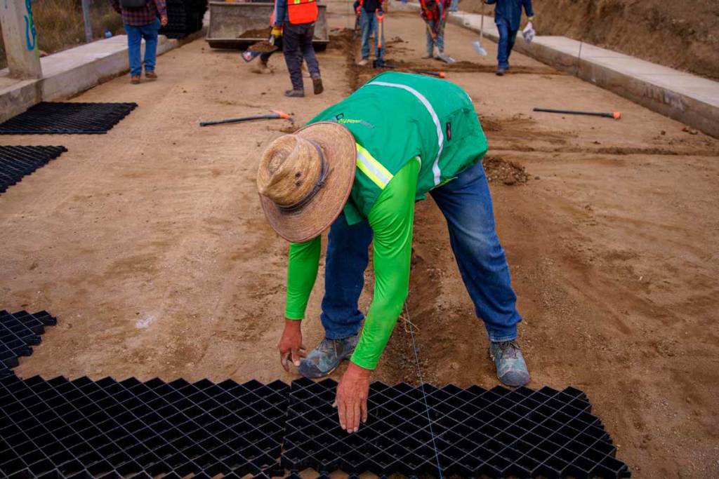 Empleados de la capital mexiquense rehabilitando callles.