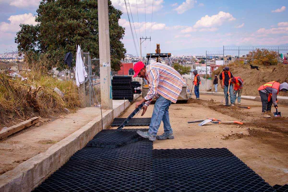 Empleados de la capital mexiquense rehabilitando callles.
