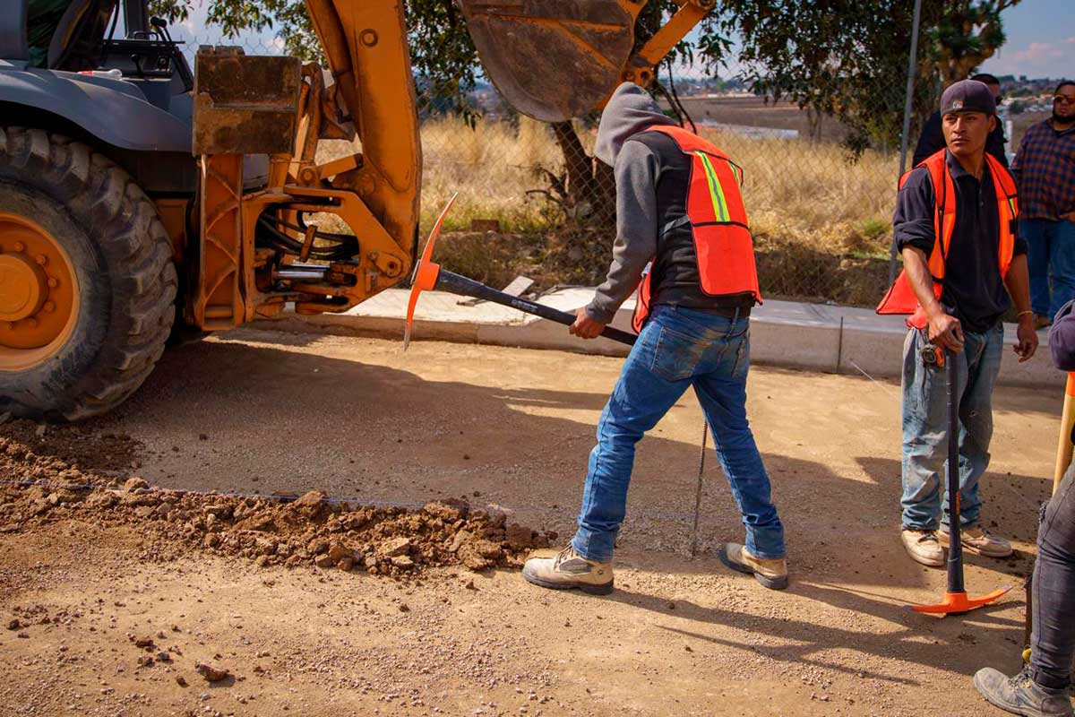 Empleados de la capital mexiquense rehabilitando callles.