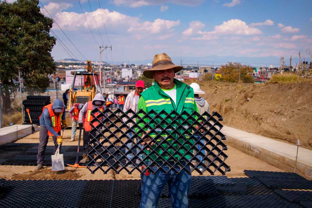 Empleados de la capital mexiquense rehabilitando callles.