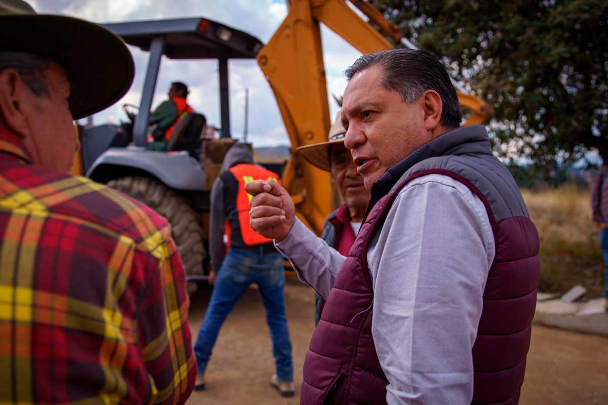 El presidente municipal de Toluca en el inicio del programa de rehabilitación de calles.