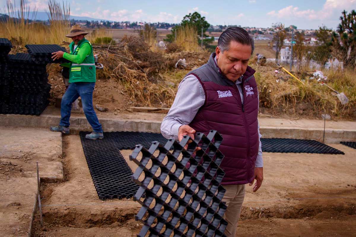 El presidente municipal de Toluca en el inicio del programa de rehabilitación de calles.