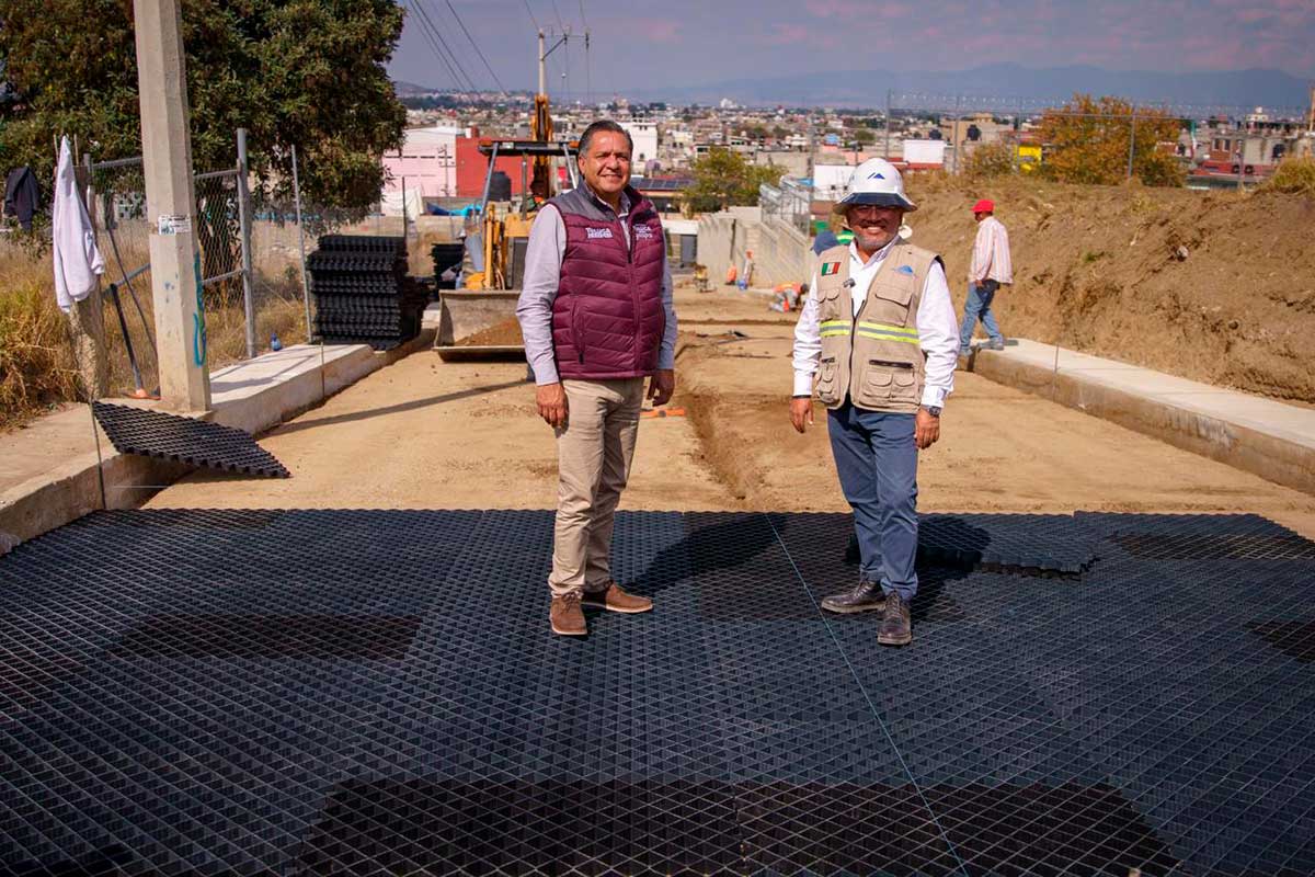 El presidente municipal de Toluca en el inicio del programa de rehabilitación de calles.