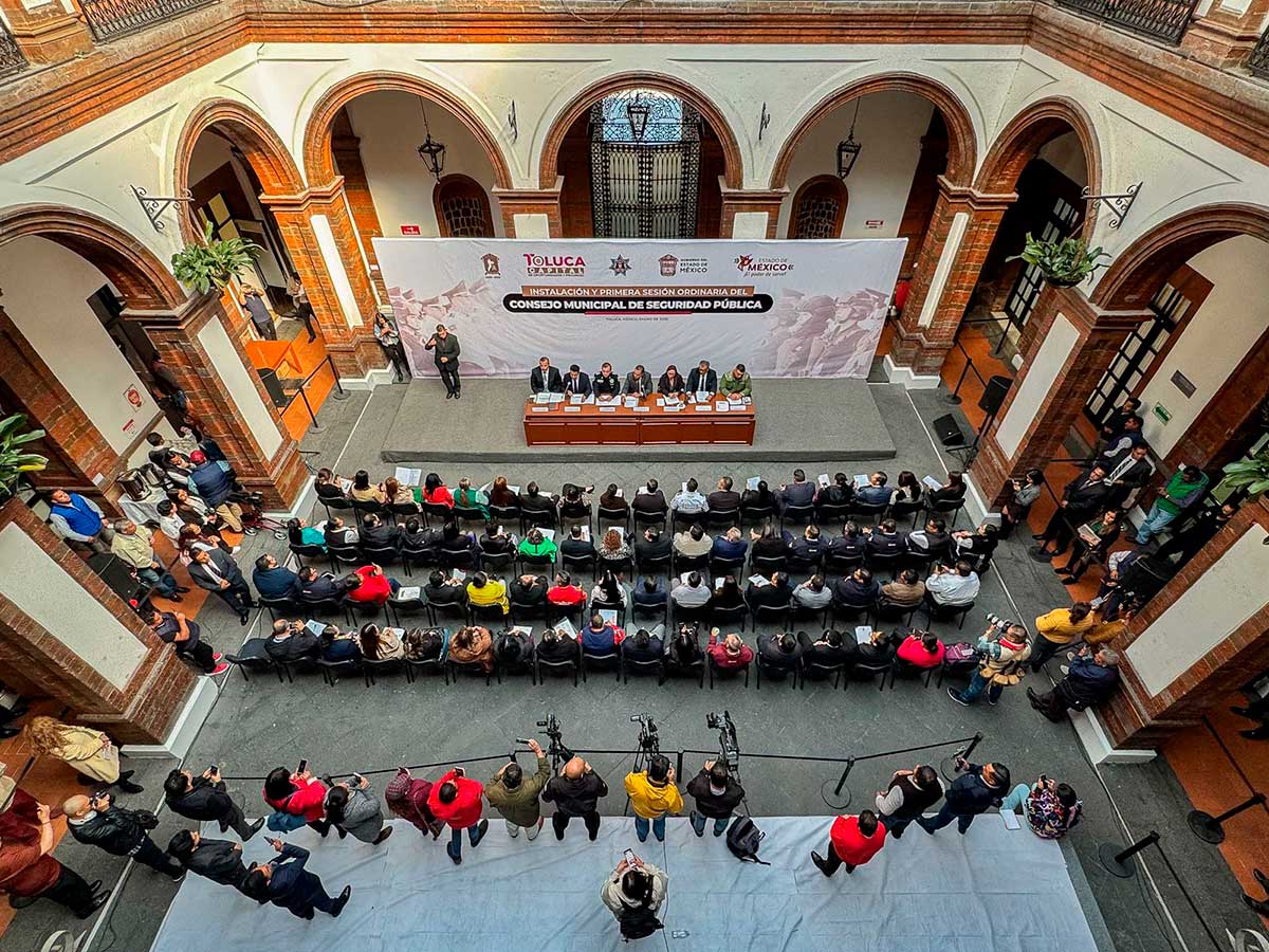 Evento del gobierno de Toluca donde instala consejo de seguridad pública municipal.