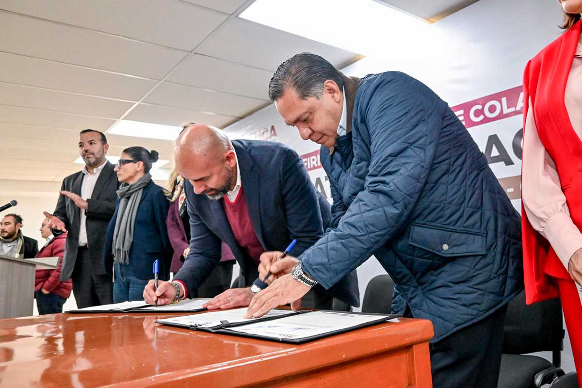 Ricardo Moreno Bastida, presidente municipal de Toluca firma convenio con Femsa Coca-Cola.