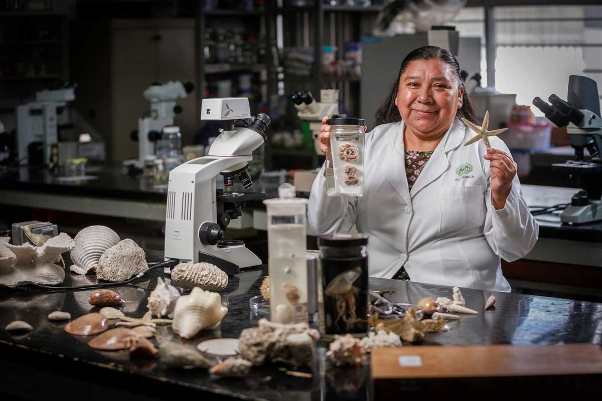Investigadora de la UAEMéx en el laboratorio de Biosustentabilidad estudiando antropodos.