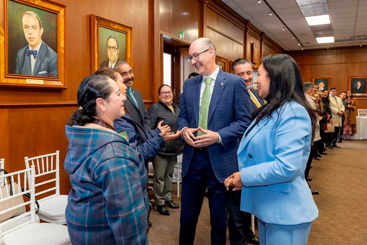 El rector Carlos Eduardo Barrera Díaz con docentes y empleados administrativos de la Universidad.
