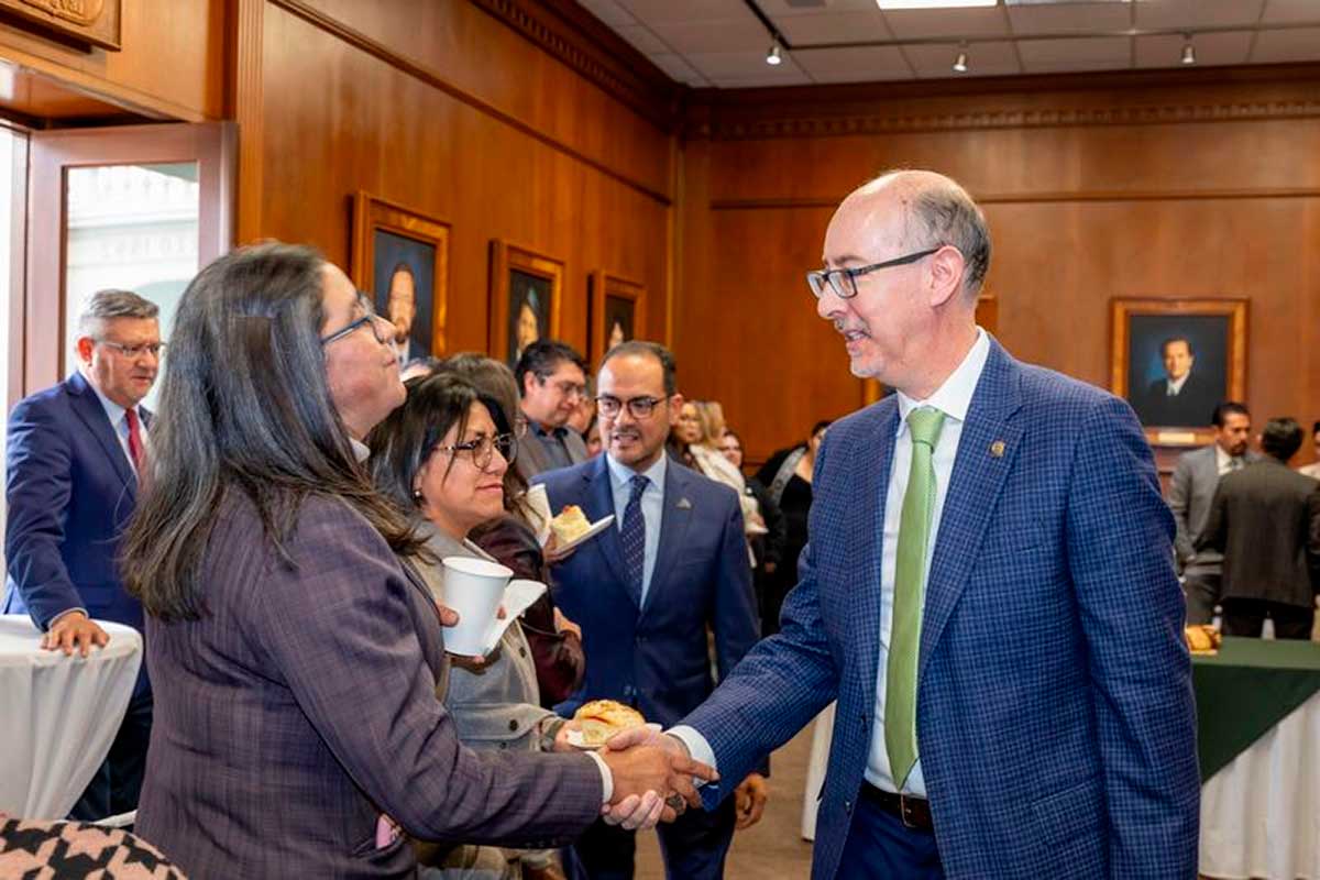 El rector Carlos Eduardo Barrera Díaz con docentes y empleados administrativos de la Universidad.
