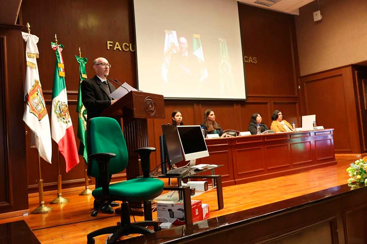 El rector de la UAEMéx entrerga recursos a la Facultad de Ciencias Políticas y Sociales.