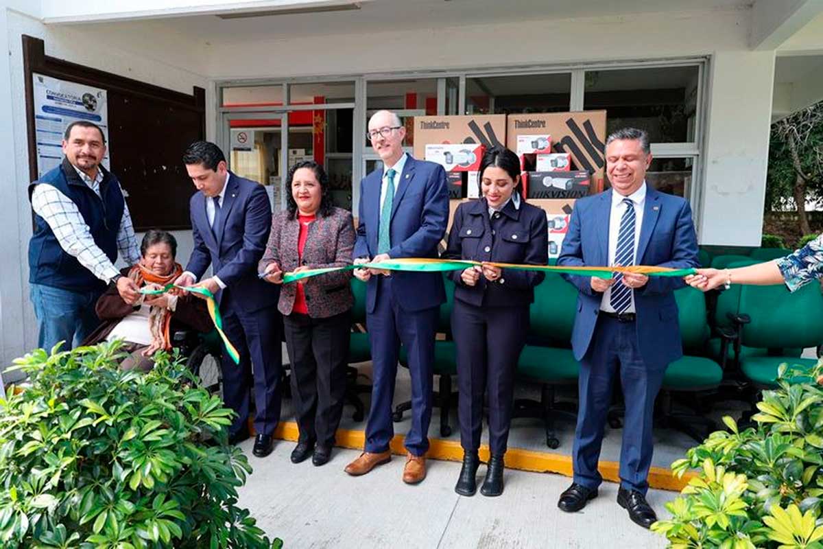 El rector de la UAEMéx con docentes en el plantel Tenancingo.