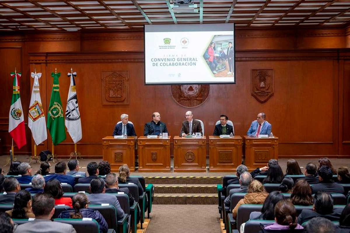 Firma de comnvenio de colaboración de la UAEWéx y Universidad Anáhuac.