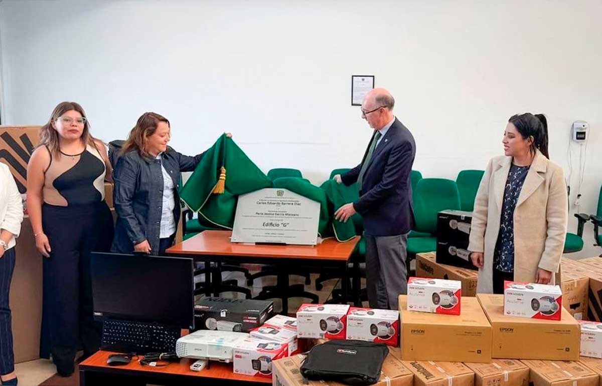 El rector de la UAEMéx entrega equipo e infraestructura.