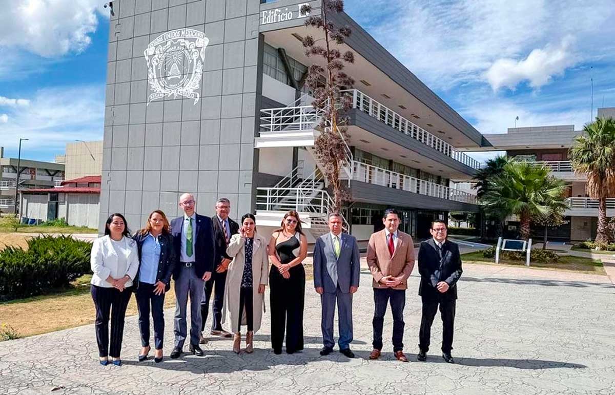 Rector de la UAEMéx con docentes.