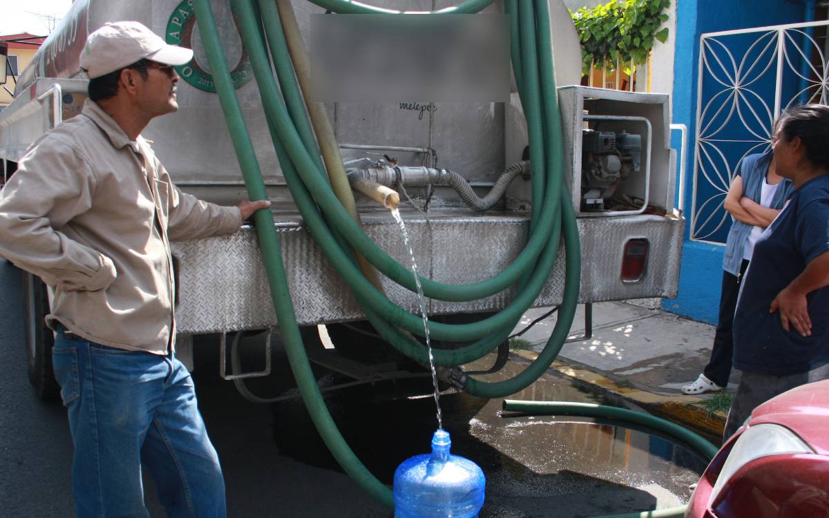 pipa de agua en calle de toluca
