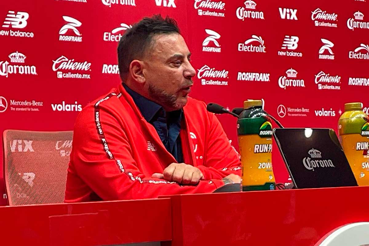 El entrenador de los Diablos Rojos del Toluca Antonio Mohamed habla en conferencia de prensa sobre el triunfo sobre las Chivas.