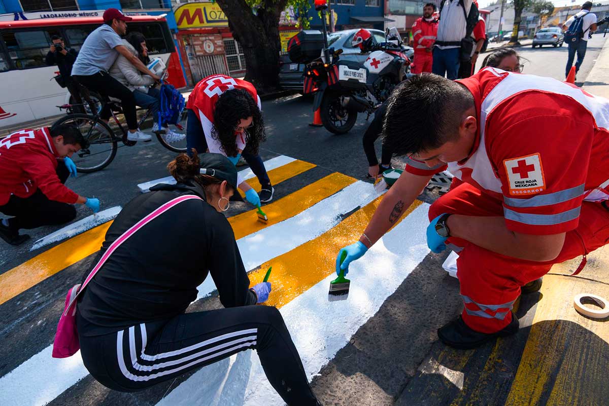 Elementos de emergencias manteniendo las señales de seguridad vial.