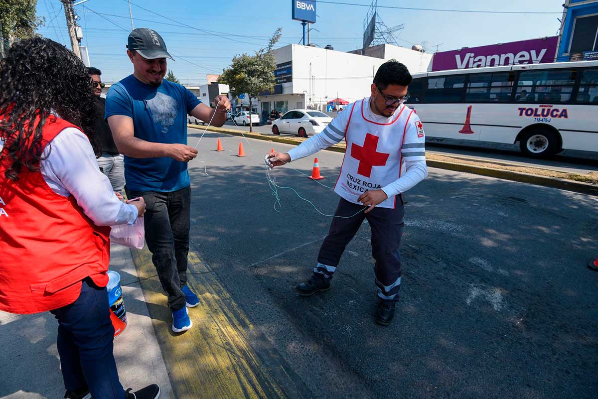 Elementos de emergencias manteniendo las señales de seguridad vial.